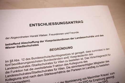Foto: Finden wir hervorragend: 
Michael Häupl lehnt den durch rechtspopulistische Aussagen bekannt gewordenen Maximilian Krauss (FPÖ) als Vizestadtschulratspräsidenten ab! 

Fänden wir noch besser:
Diesen Posten ersatzlos abschaffen! Wien selbst sind in diesem Fall aufgrund bundesrechtlicher Vorgaben die Hände gebunden. Die Grünen im Bund haben die Abschaffung des Postens des
Vizepräsidenten/in der jeweiligen Stadtschulräte beantragt (siehe Bild) - Das bringt nicht nur ein Ende der unsäglichen Proporz-Besetzung mit sich, sondern spart schlicht und einfach einen Haufen Geld. Punkt.