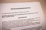 Finden wir hervorragend: 
Michael Häupl lehnt den durch rechtspopulistische Aussagen bekannt gewordenen Maximilian Krauss (FPÖ) als Vizestadtschulratspräsidenten ab! 

Fänden wir noch besser:
Diesen Posten ersatzlos abschaffen! Wien selbst sind in diesem Fall aufgrund bundesrechtlicher Vorgaben die Hände gebunden. Die Grünen im Bund haben die Abschaffung des Postens des
Vizepräsidenten/in der jeweiligen Stadtschulräte beantragt (siehe Bild) - Das bringt nicht nur ein Ende der unsäglichen Proporz-Besetzung mit sich, sondern spart schlicht und einfach einen Haufen Geld. Punkt.